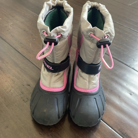 little girls sorel snow boots. size 12 - Picture 2 of 5